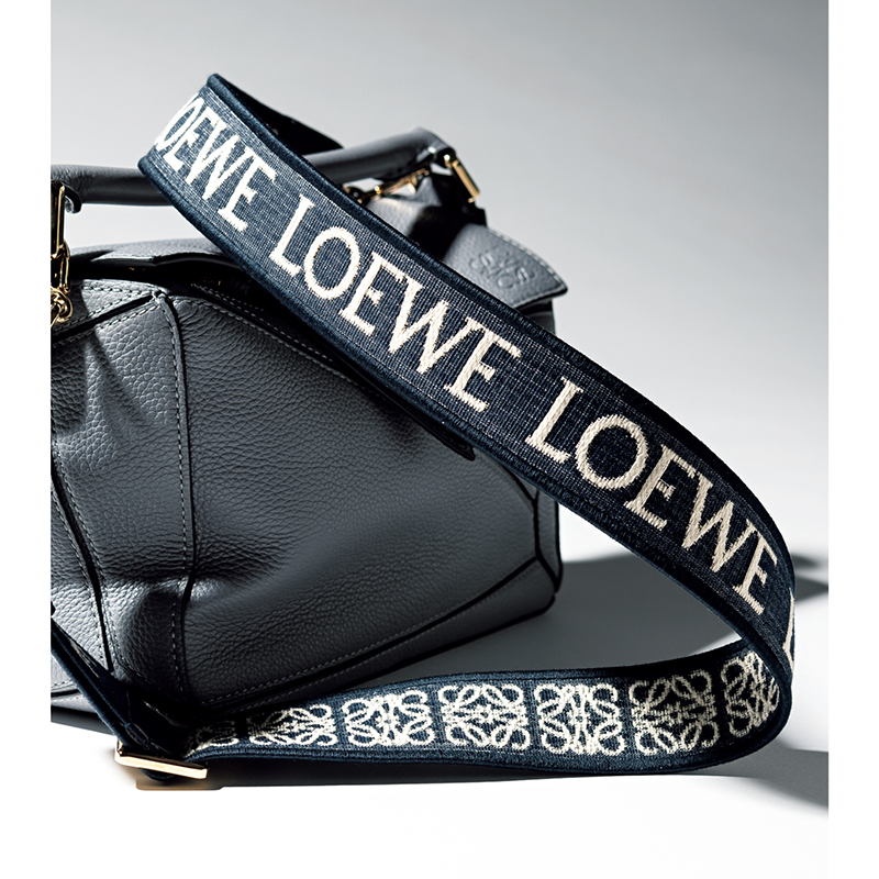 ロエベ】ロゴストラップの人気高騰中！バッグやスマホのアレンジが楽し