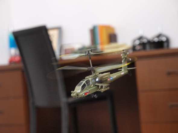 リビングでラジコンヘリ、そしてラジコン戦車バトル - ITmedia