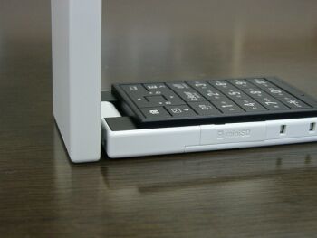 neonは東芝泣かせの「完全垂直」な携帯：KDDIに聞く「neon」（前編