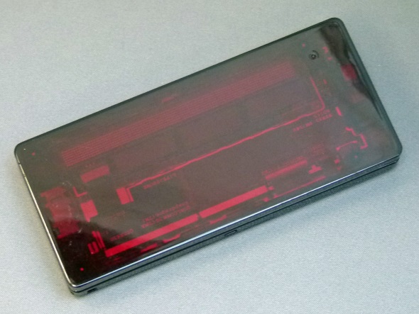 透明ボディーが魅力的なiidaケータイ「X-RAY」（懐かしのケータイ