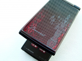 新しい贈り物の形を実現したい――バカラケータイ「SH-09C」に込められた