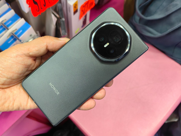 世界最薄の折りたたみ「HONOR Magic V3」は普通のスマホと変わらぬ薄さ