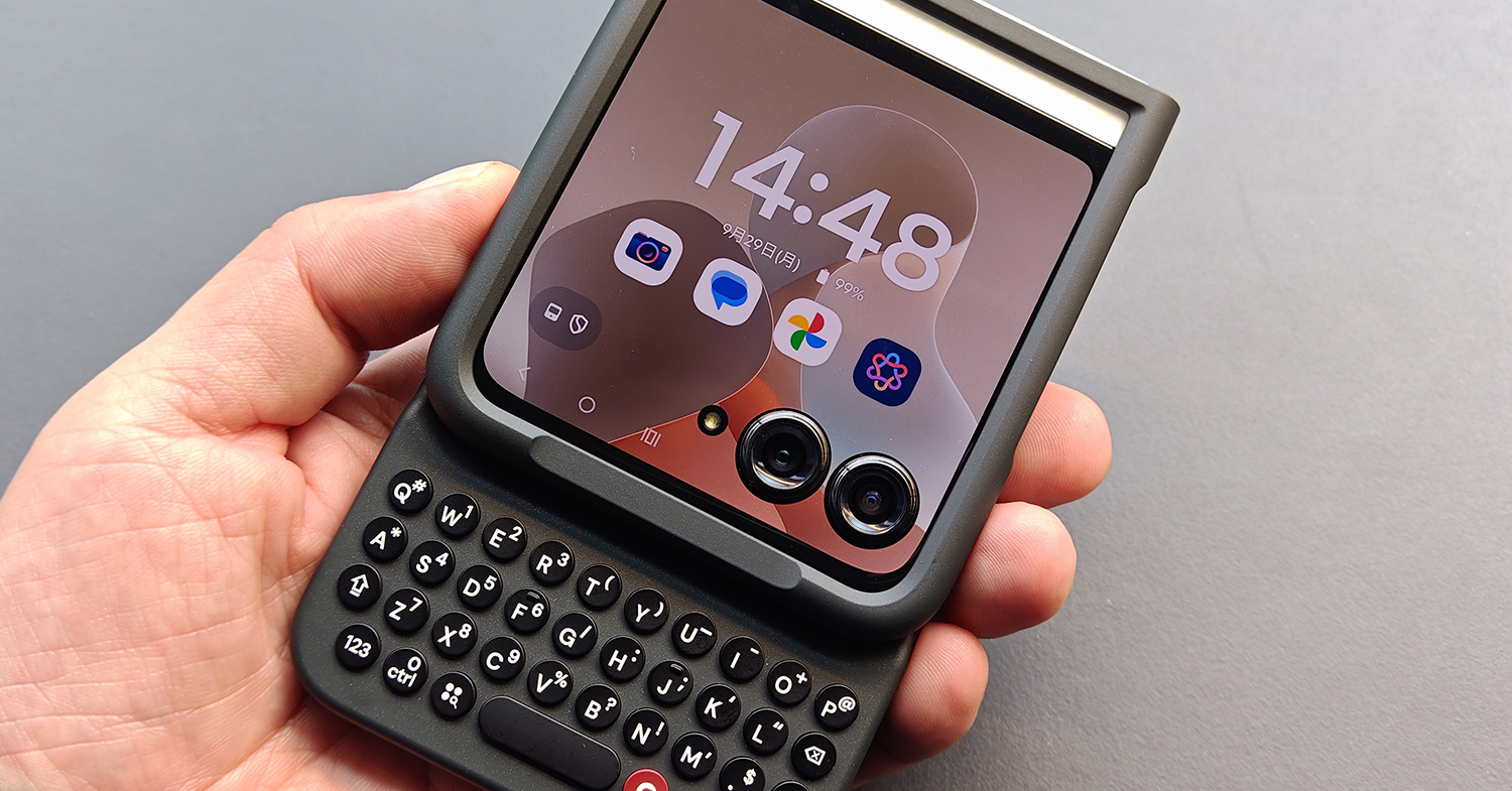 Motorolaの「razr 60」をBlackBerry化するキーボードケースを使って