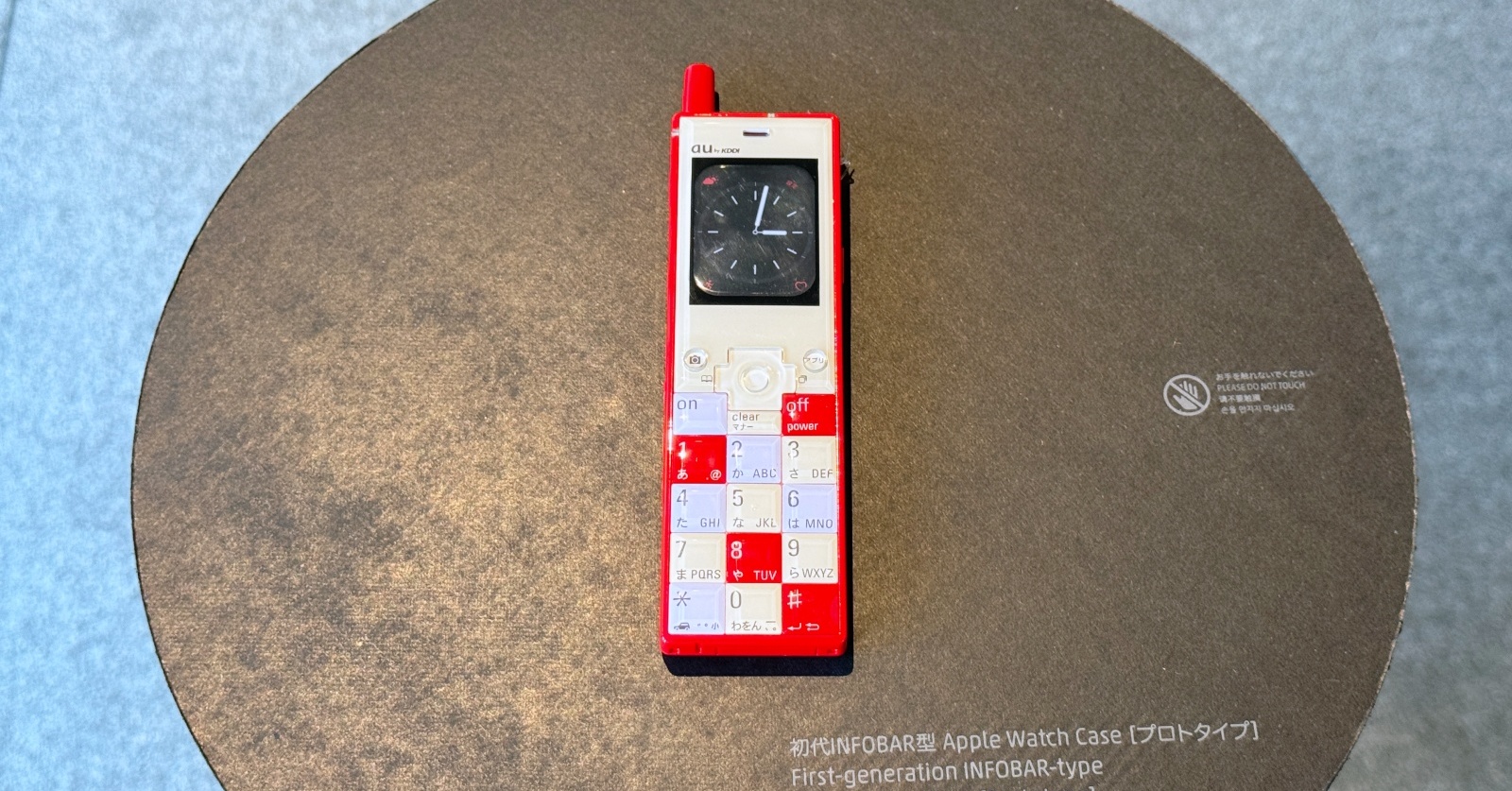 KDDIが「初代INFOBAR型Apple Watch ケース」を作ったワケ “目玉の