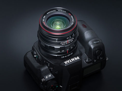 標準ズームで撮るクジラのオブジェと螺旋階段――「HD PENTAX-DA 20-40mm