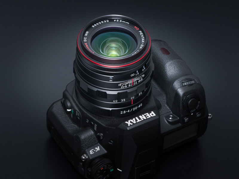 標準ズームで撮るクジラのオブジェと螺旋階段――「HD PENTAX-DA 20-40mm