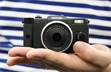 手のひらに収まる最小デジカメ「PENTAX Q」 発売日決定 - ITmedia NEWS