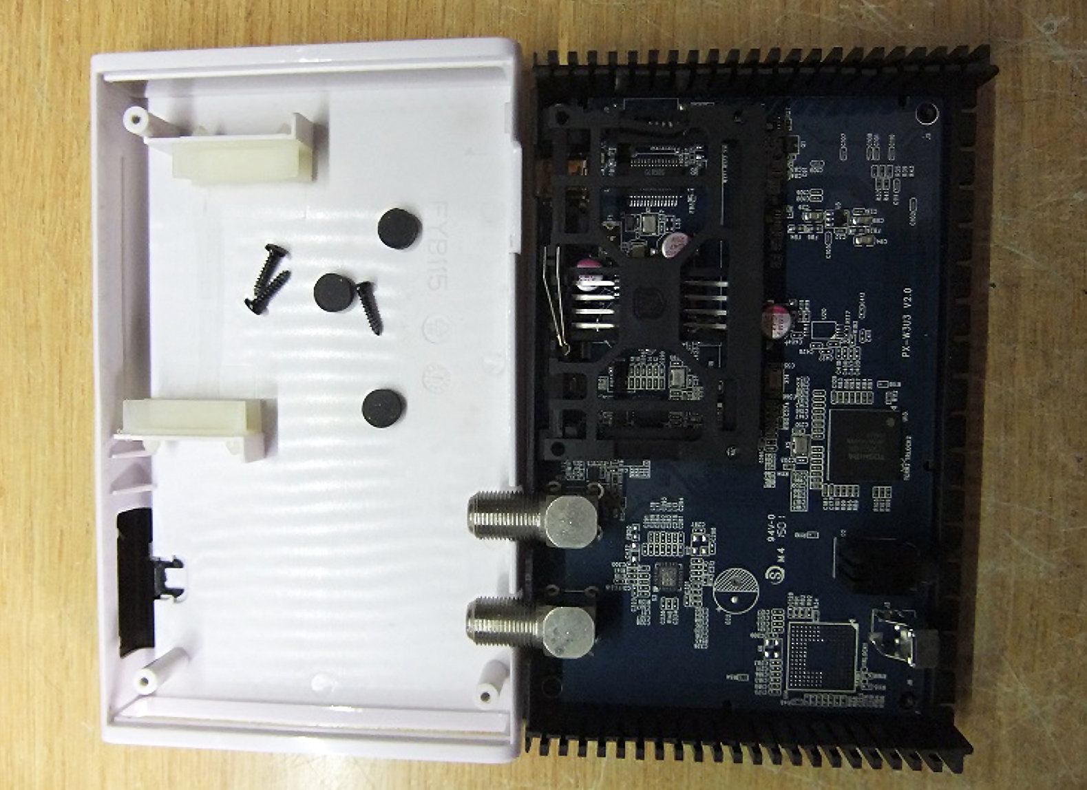 低温症に悩むUSBチューナーを“発想の転換”で修理：Wired, Weird（1/2