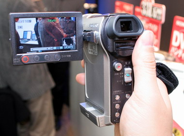 高画質追求のための“3つのCMOS”――ソニー、新ハンディカム（1/2 ページ