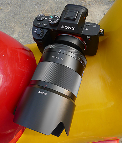 ディテールの緻密さも、スムーズなボケも魅力の標準単焦点――ソニー