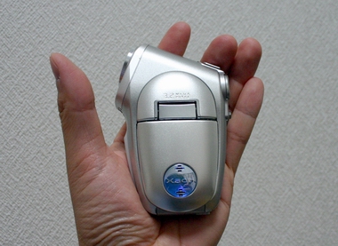 手のひらに動画も静止画も――新ムービーデジカメ「Xacti C1」（1/3