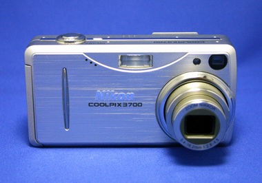 SD採用で“真のウェアラブル機”に――コンパクトニコン「COOLPIX 3700