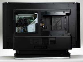 なんと37インチワイド液晶ディスプレイがPCにっ！――富士通「FMV