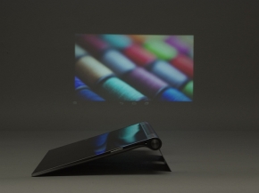 プロジェクター内蔵の大画面Androidタブをどう使う？ ――「YOGA Tablet