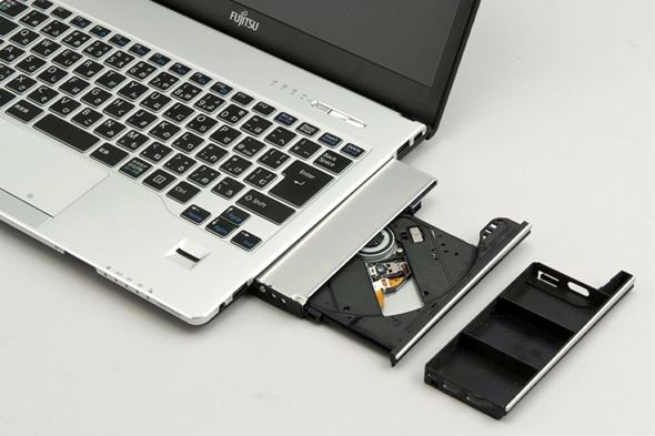 薄型軽量より“全部入り”で攻めるモバイルノートPC――「FMV LIFEBOOK SH