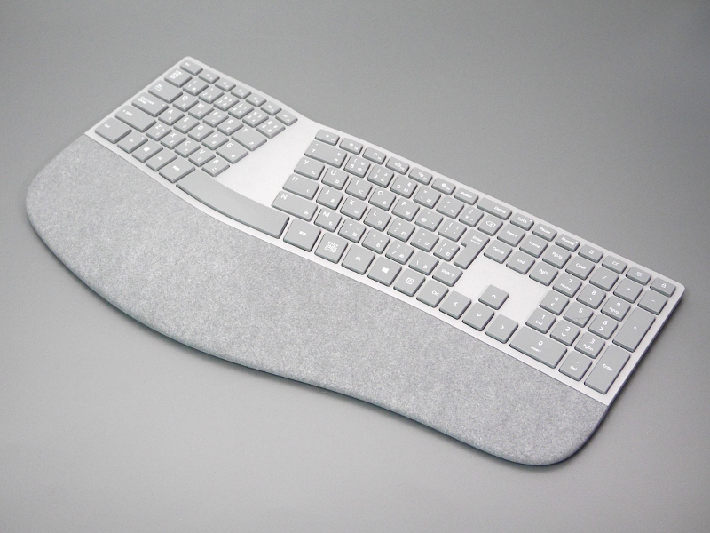 歴代の“人間工学キーボード”に恥じない製品か？ アルカンターラ採用の