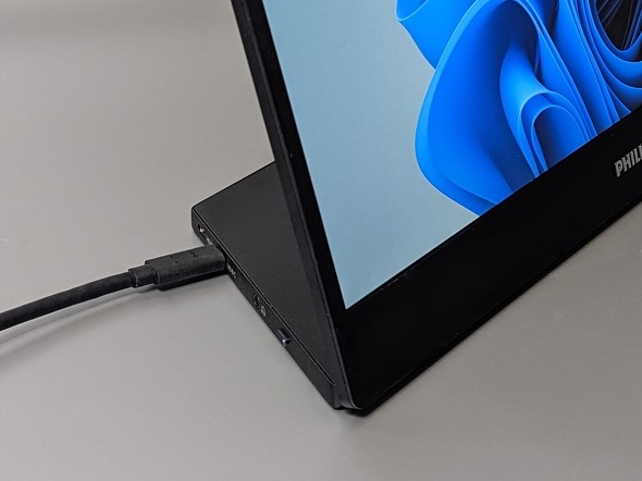 一体型スタンドでパススルー充電にも対応 フィリップスの15.6型