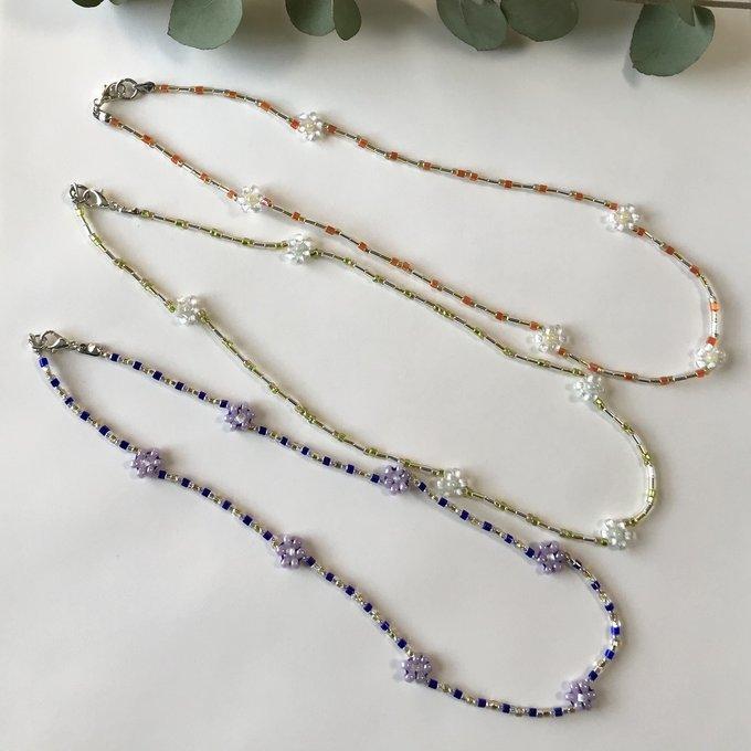 キラキラと輝くビーズと紫色のお花が可愛いビーズネックレス