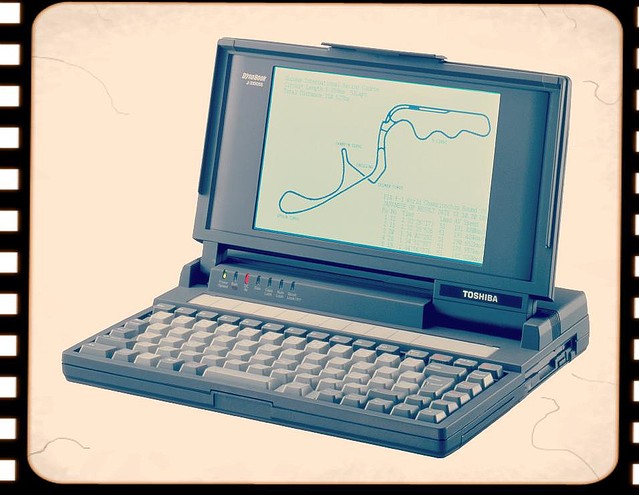 1989年6月26日、初めてのノートPC「DynaBook J-3100 SS001」が発売され