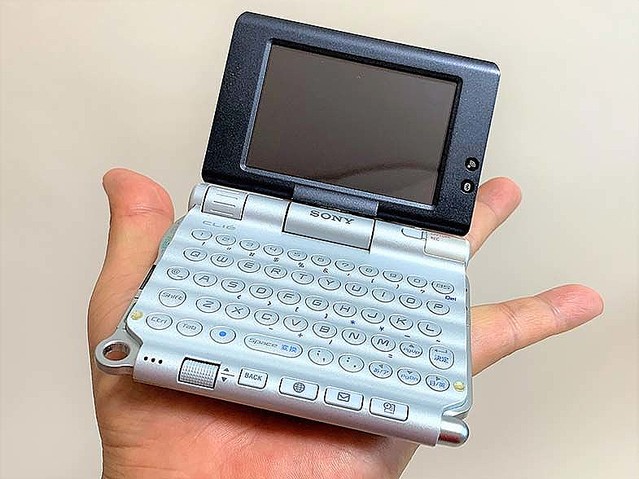 ソニー「CLIE PEG-UX50」こそ平成の名機。令和に語り継ぎたいデジタル