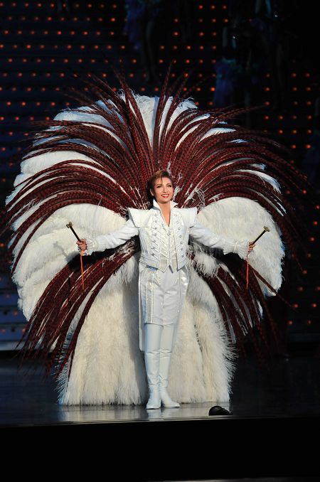 32年ぶりの再演。宝塚歌劇宙組公演『誰がために鐘は鳴る』開幕