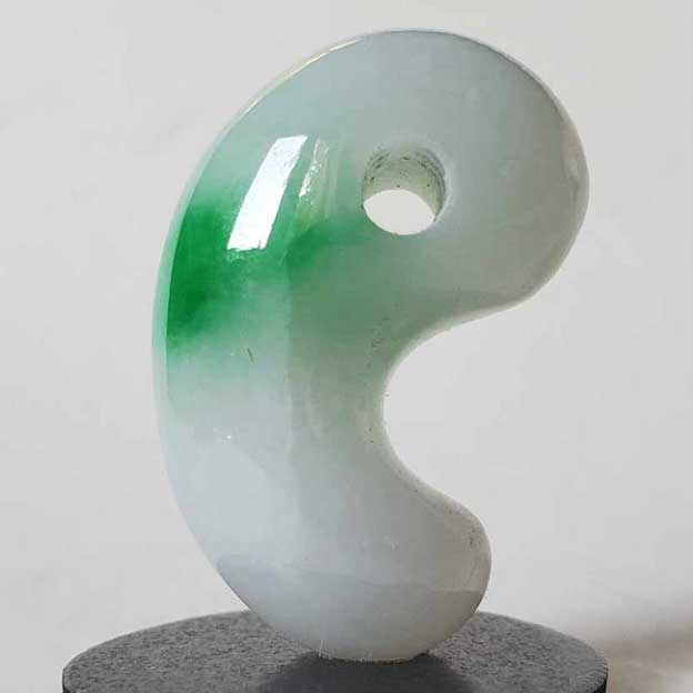 231016-02 レムリアアップルグリーン翡翠勾玉 | 姫川勾玉工房