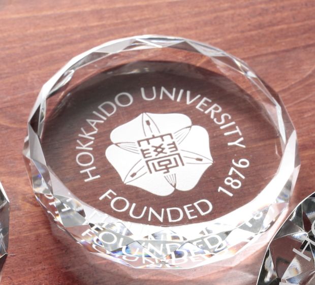 クリスタルペーパーウェイト 平型（白） | 北大オリジナルグッズ