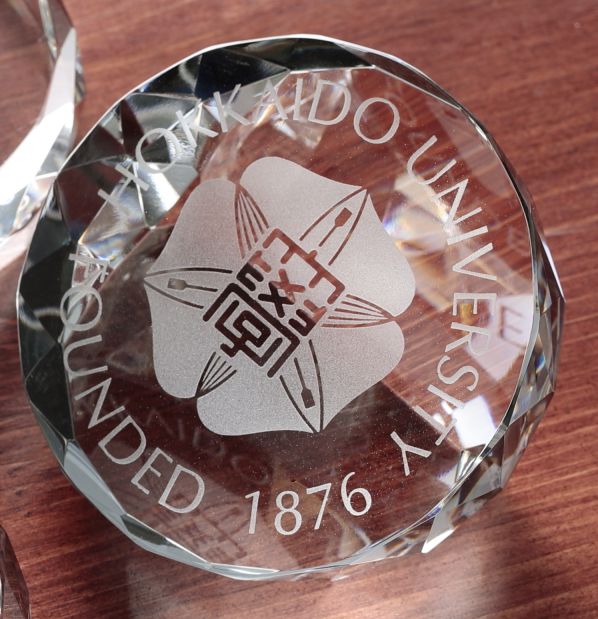 クリスタルペーパーウェイト 立体型（白） | 北大オリジナルグッズ