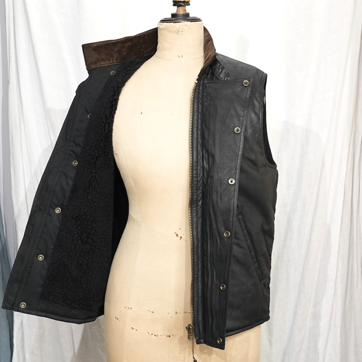 アディクトクローズ ワックス コットン ウルスター ベスト ブラック