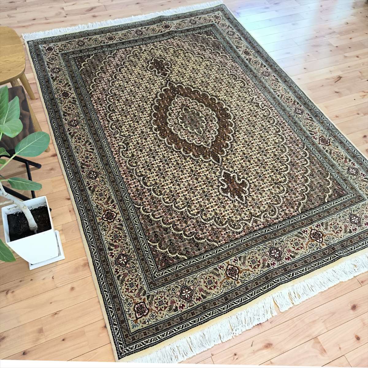 ペルシャ絨毯 タブリーズ ウールとシルク ラグ マヒ柄 ペルシャ絨毯