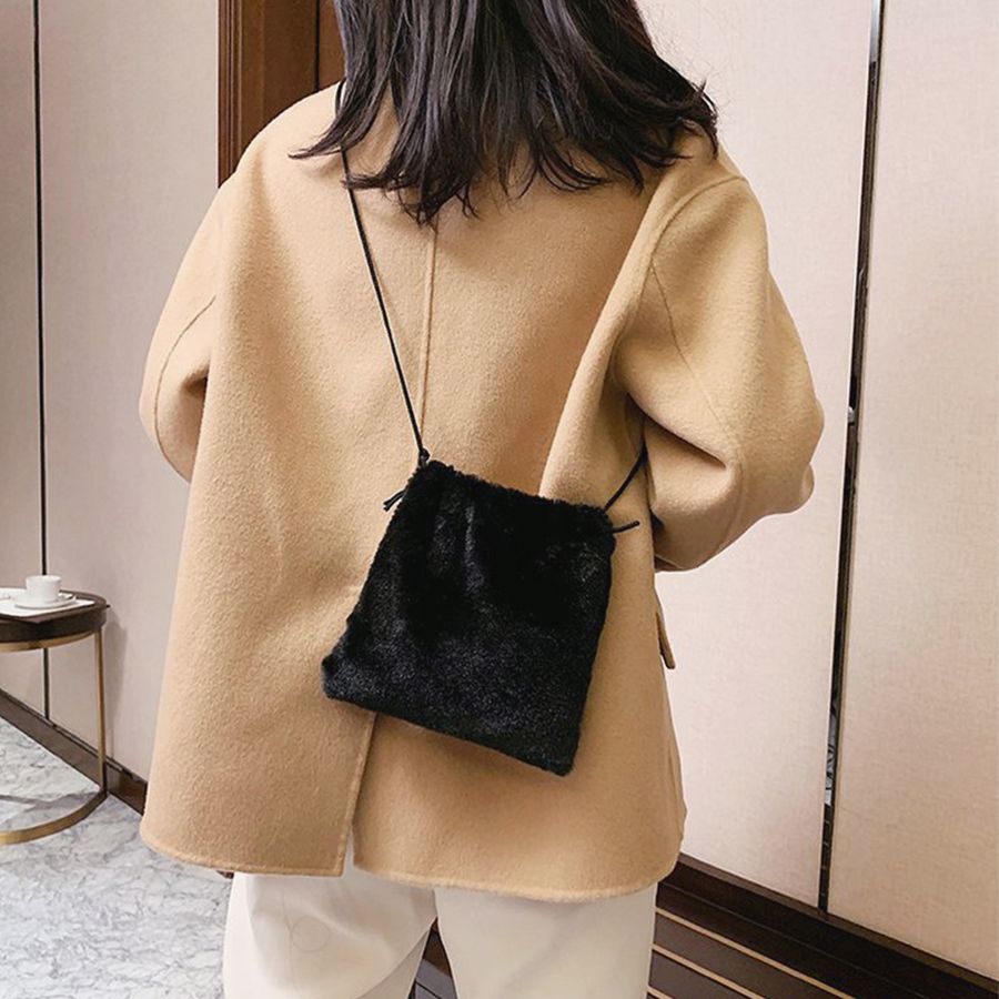 ファー巾着ミニショルダーバッグ(ポーチ) - 巾着バッグ・ミニバッグを