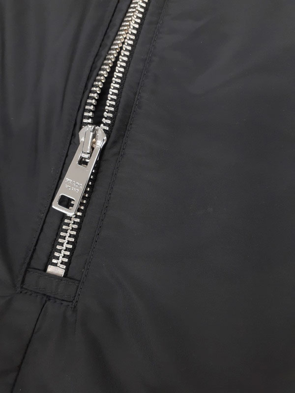 PRADA】プラダ『三角ロゴ トライアングルプレート ナイロンジップ