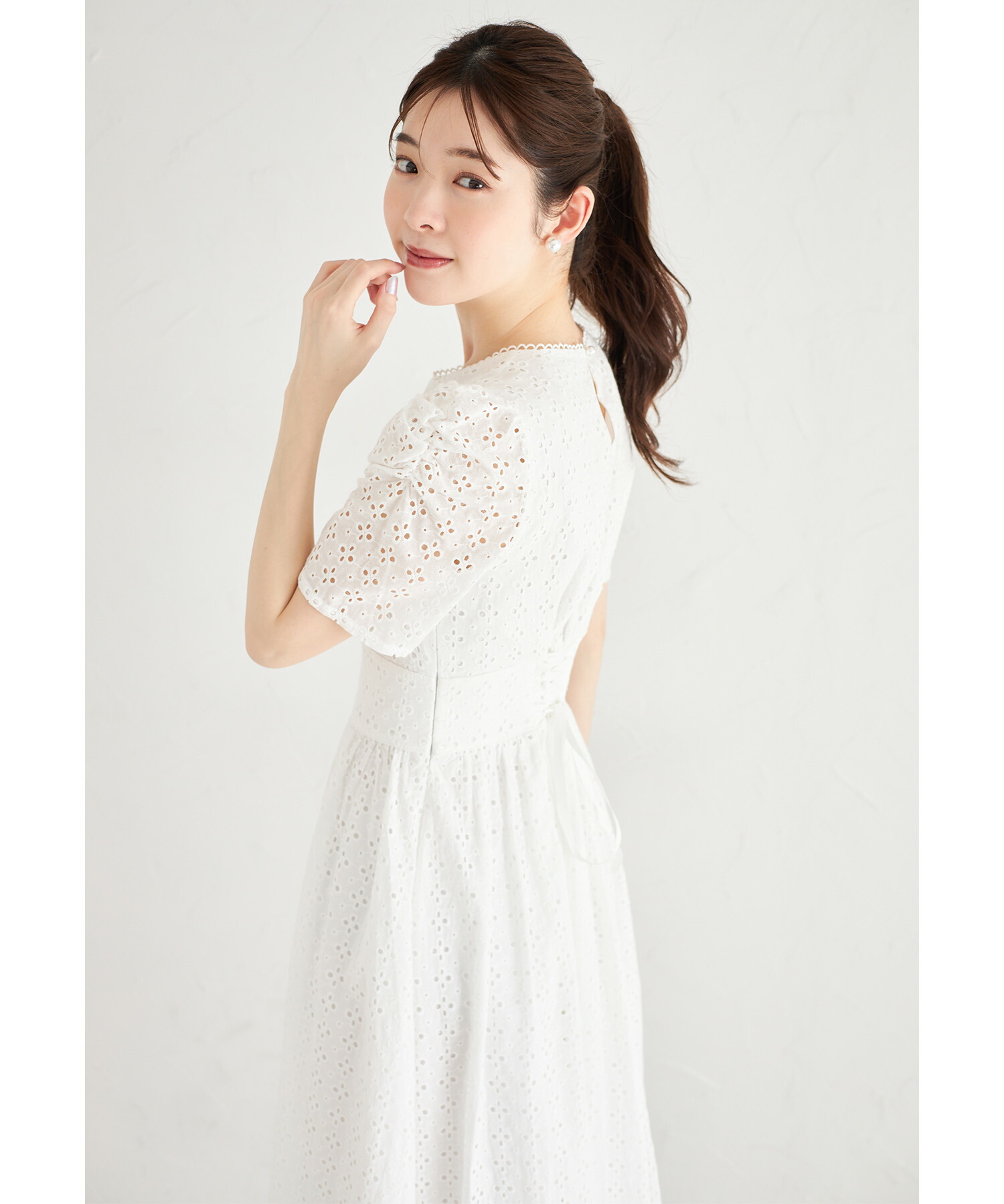 バックレースアップギャザースリーブカットワークレースワンピース