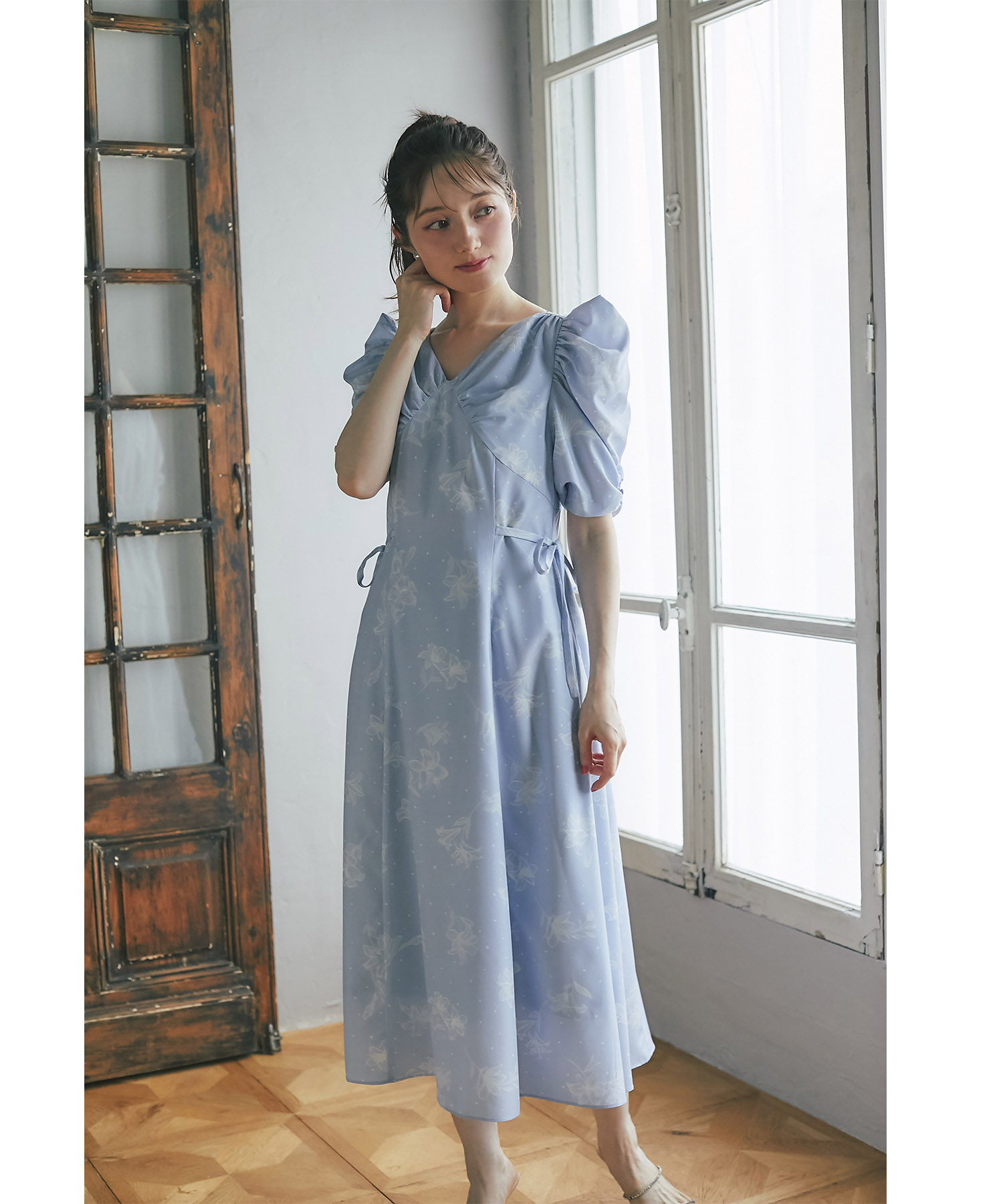 サイドリボン付きパワーショルダーフラワープリントワンピース