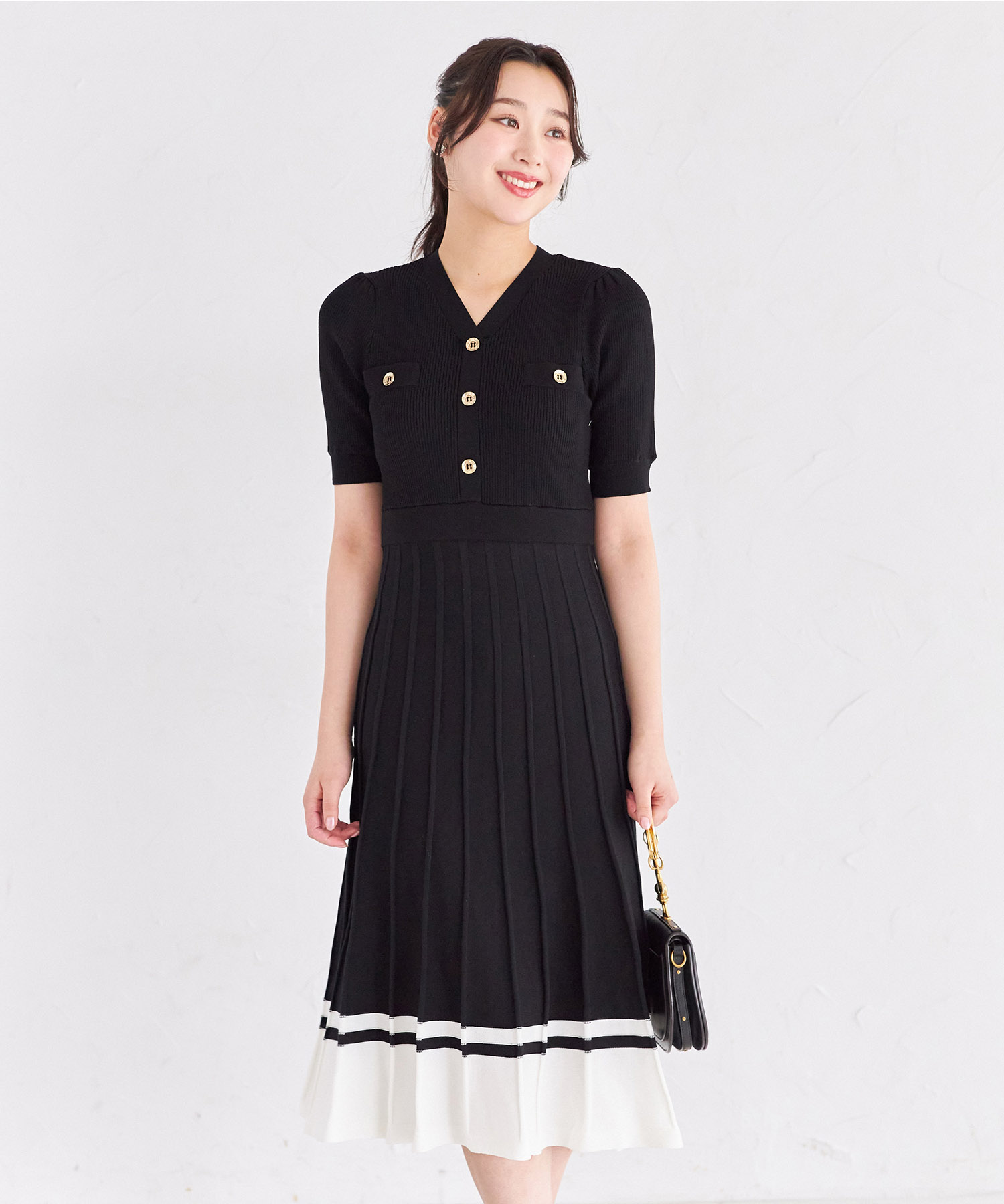 アンティーク風飾り釦付き配色プリーツニットワンピース
