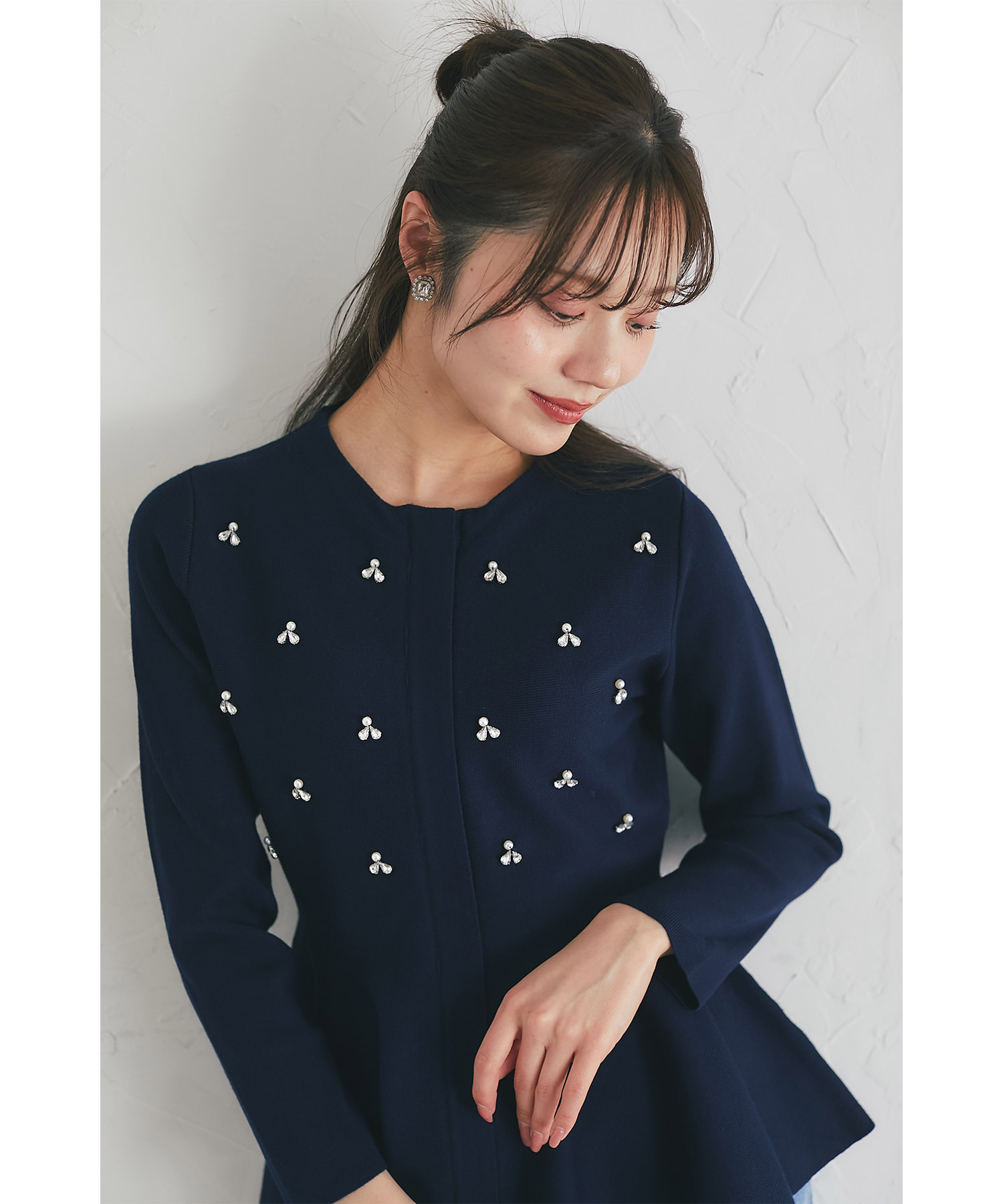 パールビジュー付きペプラムニットプルオーバー