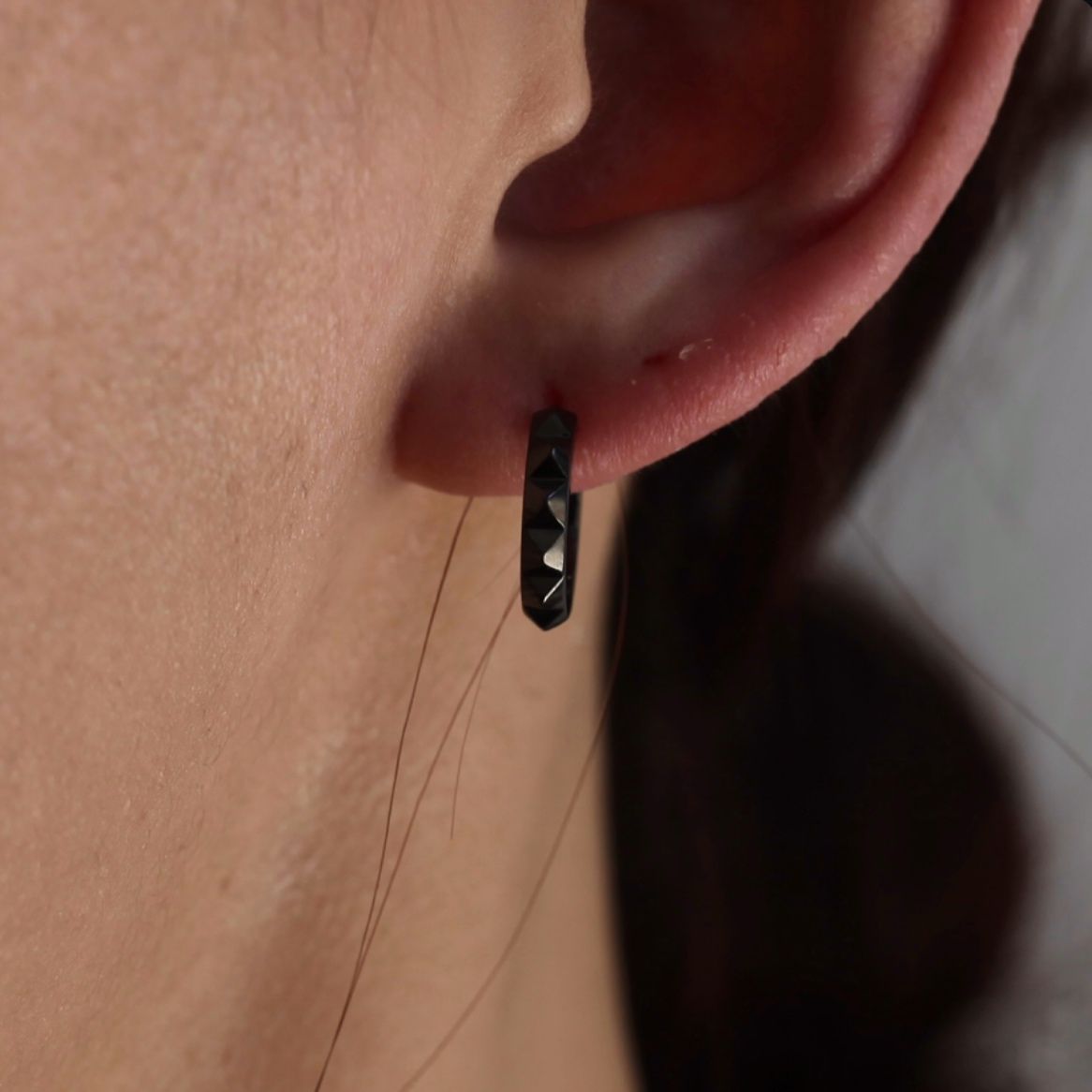 GARNI - 【残り一点】Multiple Studs Pierce(BLACK) | ACRMTSM ONLINE