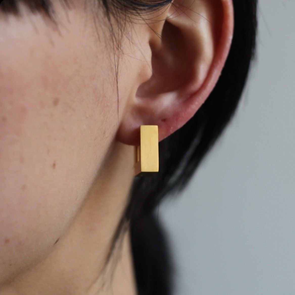 TOMWOOD - 【残り一点】Square Hoops Satin Small(GOLD) | ACRMTSM