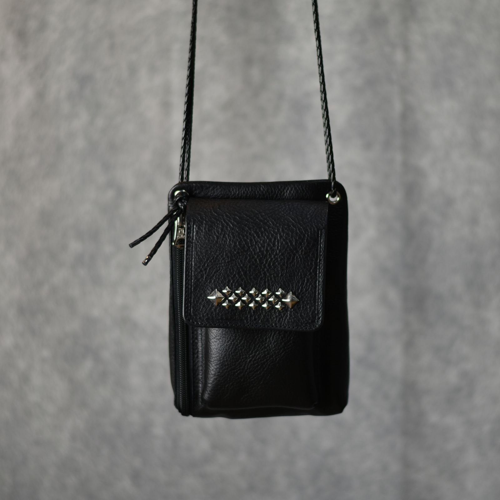 CALEE - STUDS LEATHER SHOULDER POUCH ＜TYPE B＞ (BLACK) / スタッズ