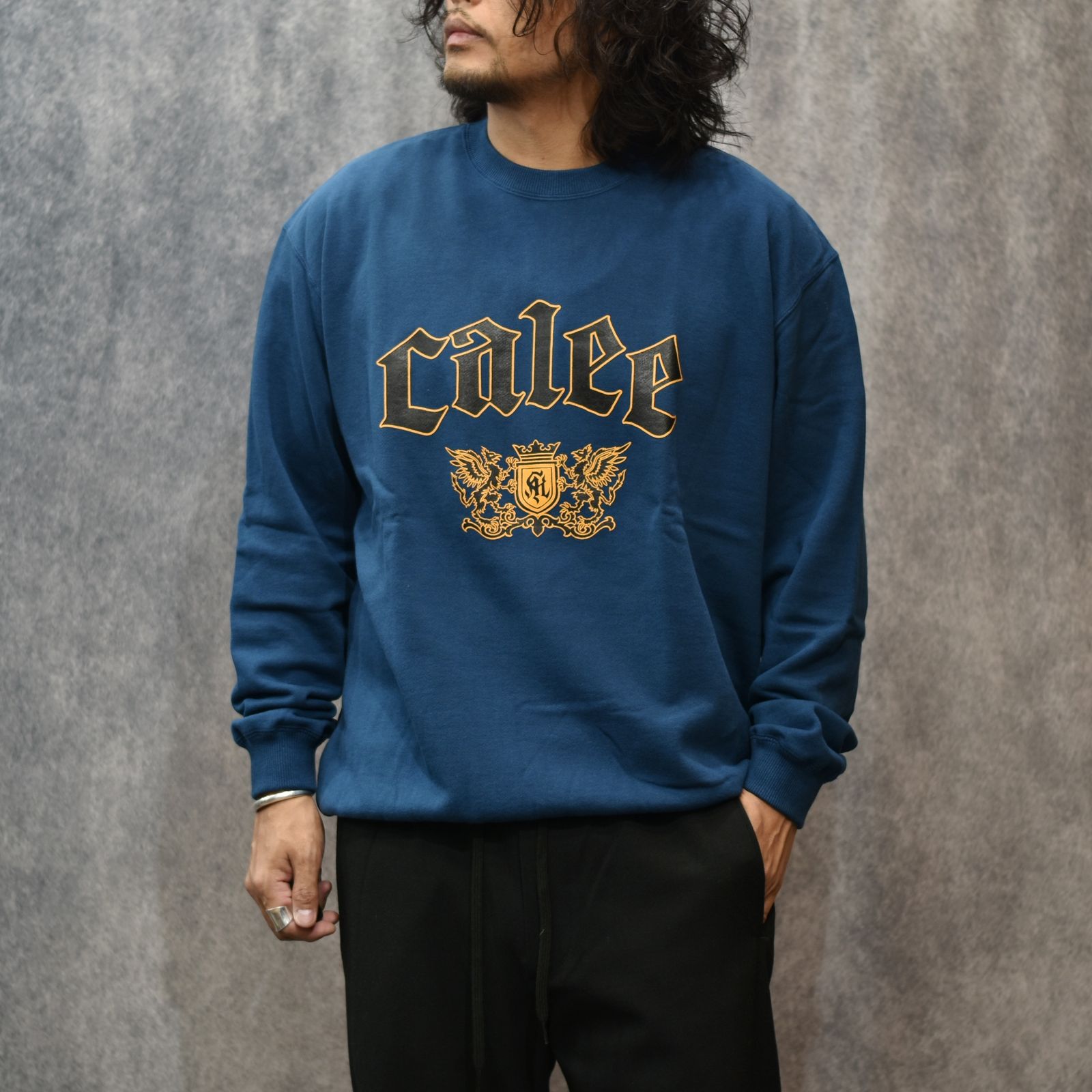 CALEE - EMBLEM LOGO CREW NECK SW (BURGUNDY)｜クルーネック