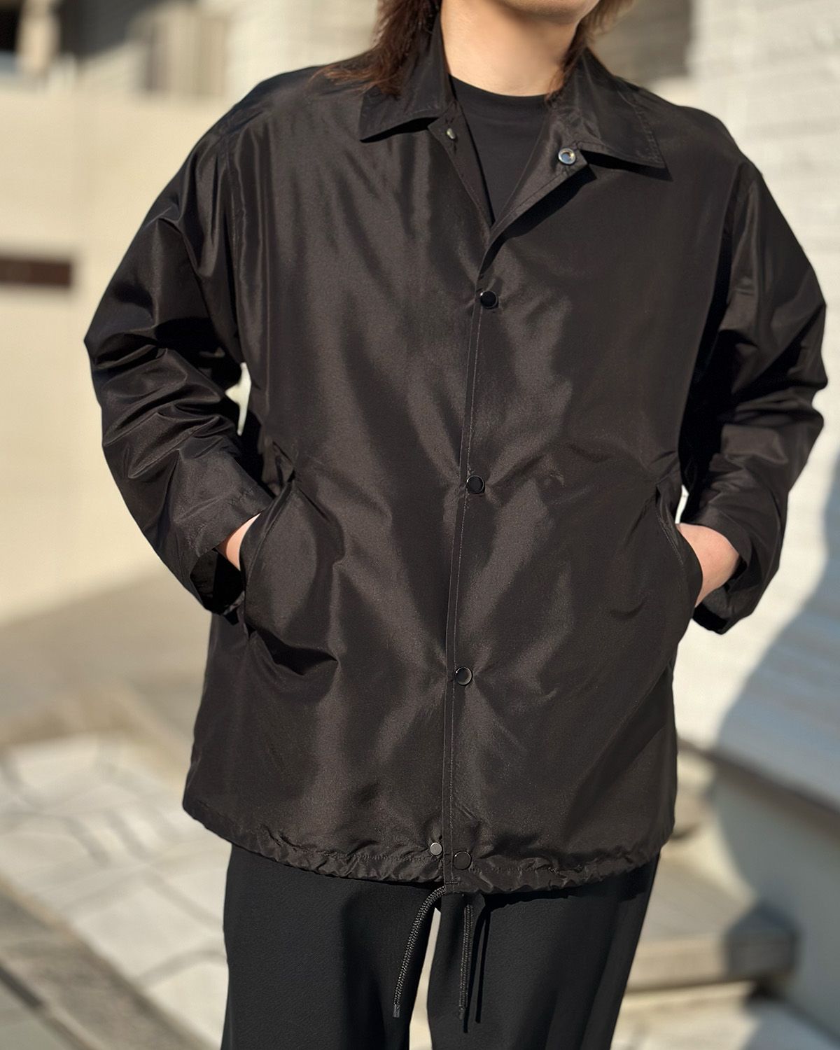 BRATAC社のシルク100%、高級感のあるコーチジャケットを着用した