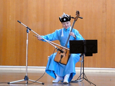 スーホの白い馬」朗読に合わせて「馬頭琴」 佐久市の中込小､モンゴルへ