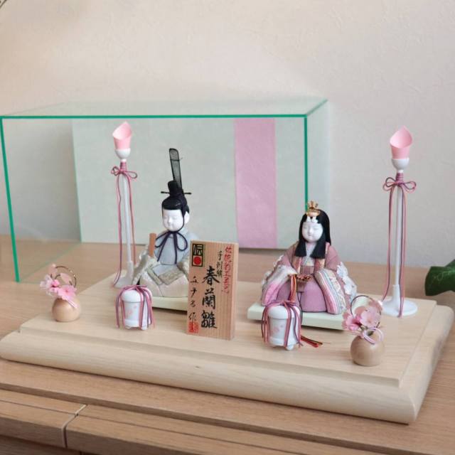 三世・金林真多呂作 正絹 本手刺繍 春蘭雛 伝統的工芸品 白木台