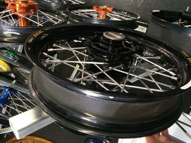 前後セット）Kawasaki Z900RS 2018- 17インチロードコンプリート