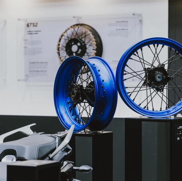 前後セット・STS2 鍛造リム） alpina チューブレスホイール Yamaha MT