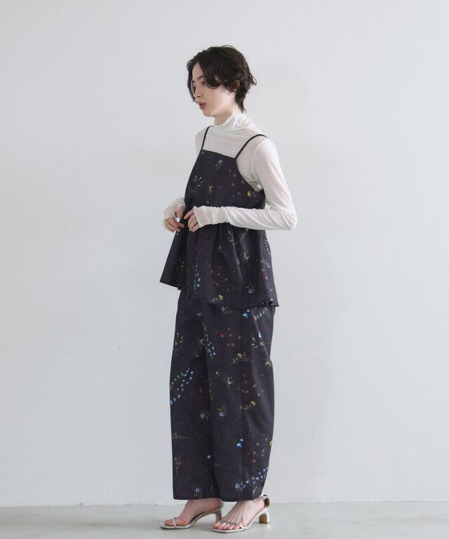 オフィシャルサイト限定】フラワープリントタックストレートパンツ