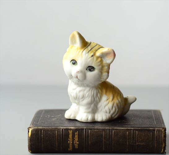 ドイツから レトロな表情のかわいいネコ 陶器 磁器 オブジェ 猫