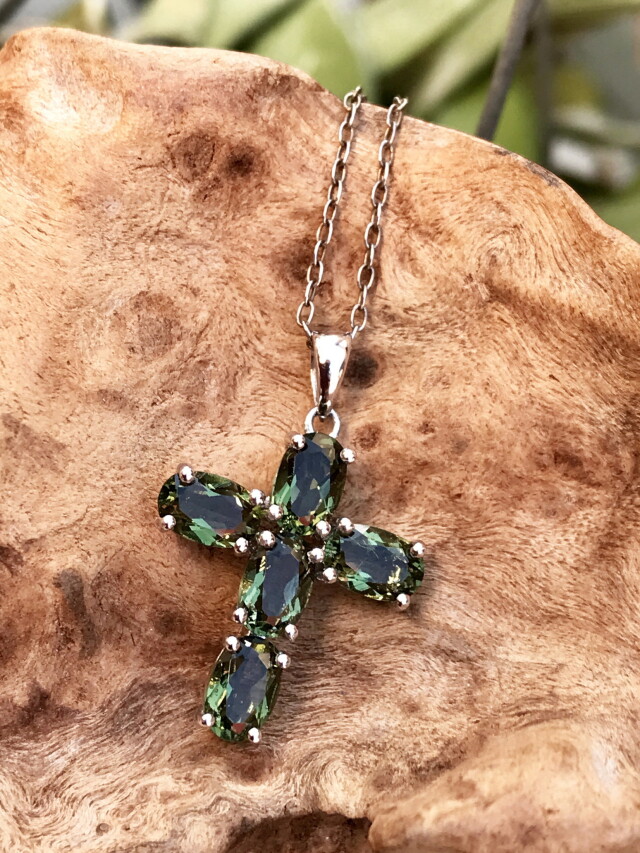 モルダバイト・クロス・ペンダントトップ MLD005