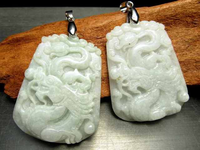 ホワイトグリーンジェイド 翡翠 龍彫り ペンダントトップ 石サイズ縦約