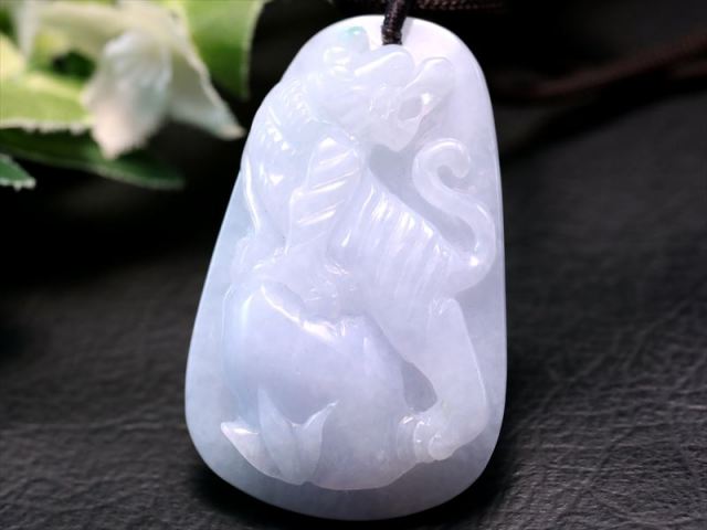 寅年 ラベンダー翡翠 彫刻 虎 トラ 彫刻 ラベンダーヒスイ ジェイド